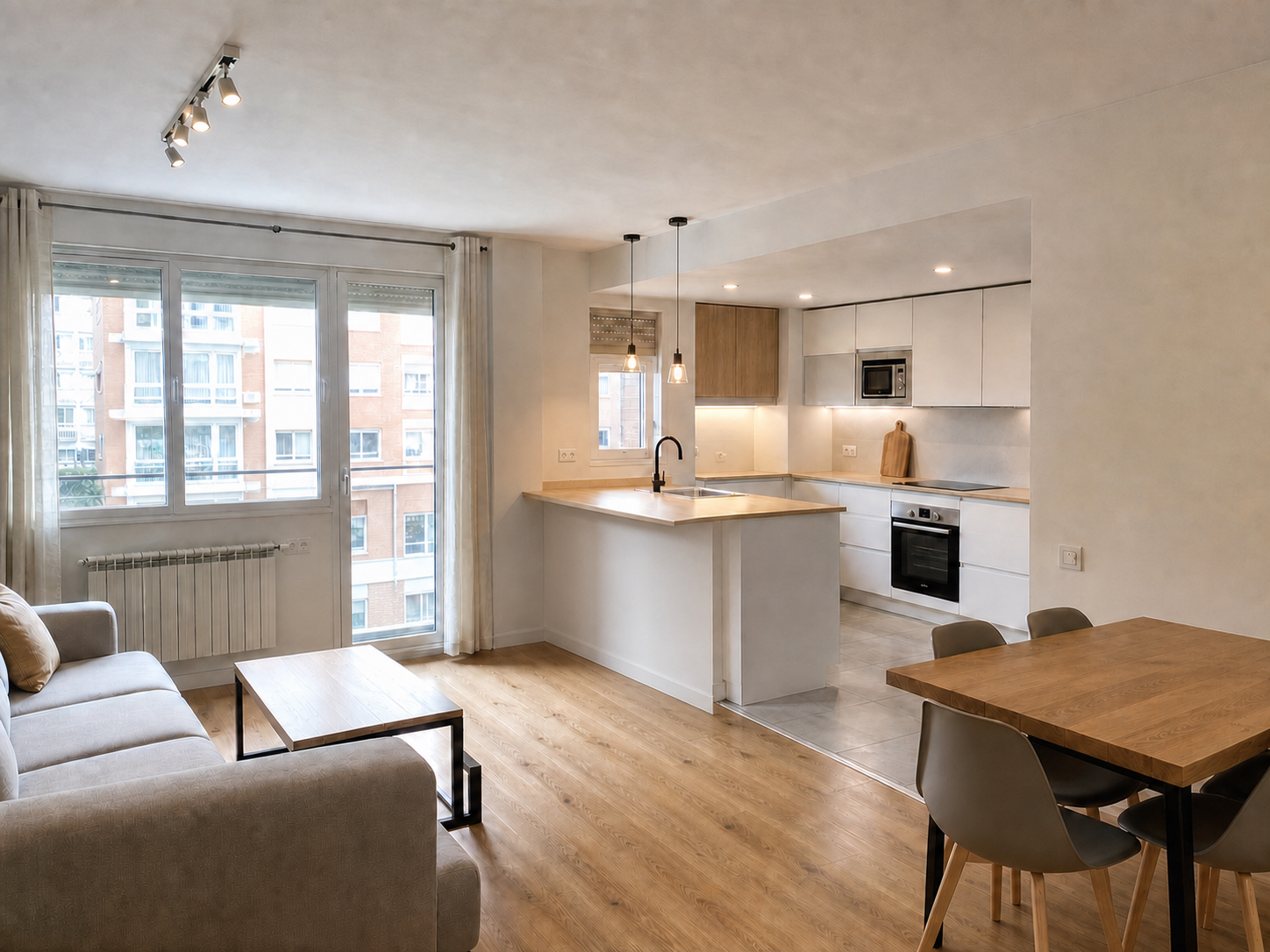 Salón y cocina reformados en un piso urbano de Getafe