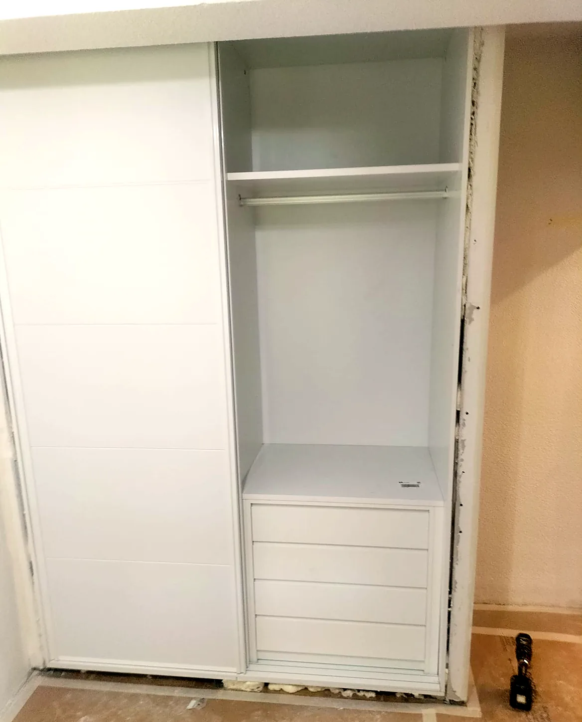 Montaje del interior del armario empotrado con cajonera y barra